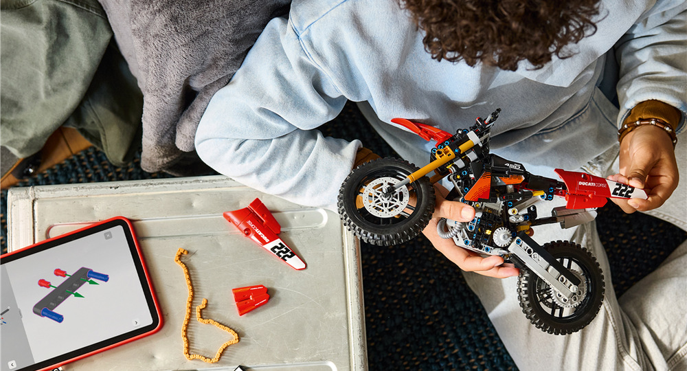 Stavebnice LEGO® Technic 42238 Motorka Ducati Desmo450 MX Factory Řetězový motor a odpružení přibližují dětem fungování motocyklu a různých technických mechanismů.