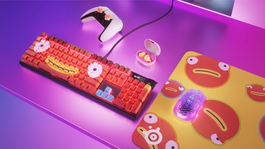 Podložka pod myš SteelSeries QcK Large, Fortnite Fishstick žlutá Myš na podložce QcK Fortnite Fishstick vedle klávesnice s tematickými krytkami