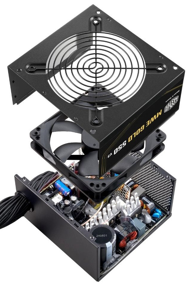 Na obrázku je rozložený napájecí zdroj Cooler Master, u kterého je vidět vnitřní konstrukce. Horní kryt s ventilátorem je odklopený nad tělem zdroje a dole jsou odkryté elektronické součástky, chladiče, cívky a kabeláž. Obrázek ukazuje vnitřní uspořádání zdroje a jeho chladicí ventilátor.
