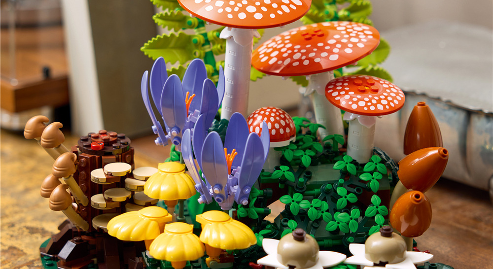 Model LEGO Botanicals doplňují kapradiny a fialové šafrány, které dodávají přírodní scéně barevný kontrast