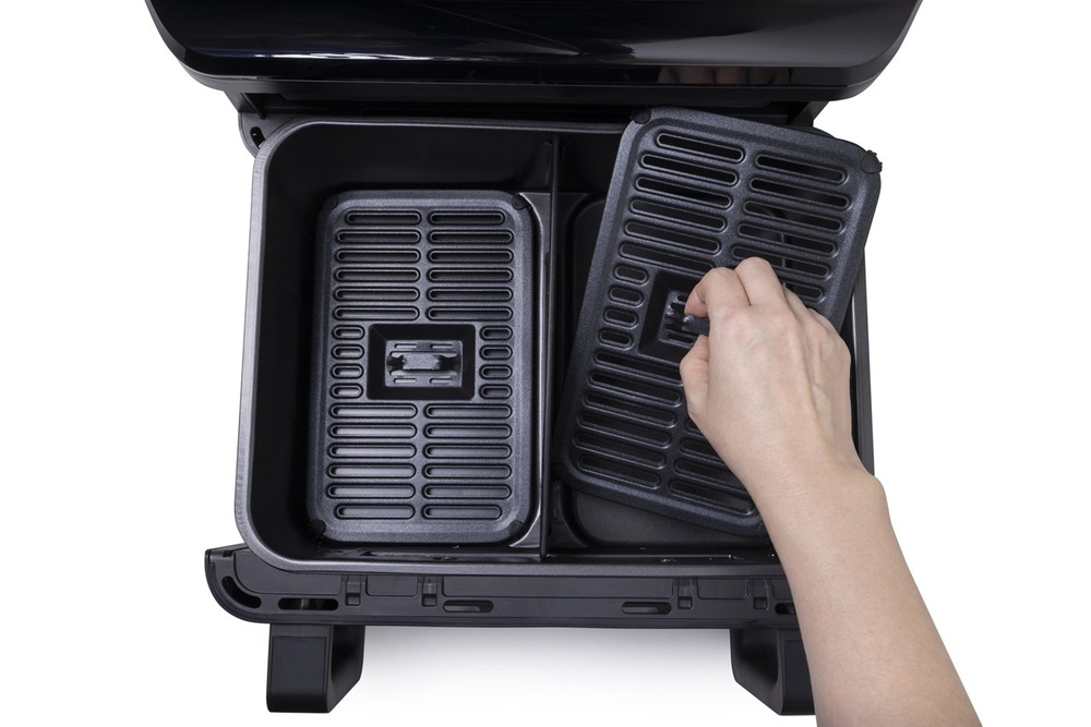 Ruka vyjímá koš z fritézy Gorenje AF2700BP