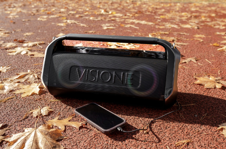 Reproduktor Concept Visione BR3080 připojený k telefonu během poslechu venku