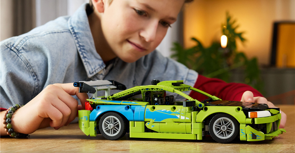 Stavebnice LEGO® Technic 42229 Auto Fast and Furious Mitsubishi Eclipse Z 827 dílků vzniká model o rozměrech 9 × 31 × 13 cm, který se hodí pro hraní i vystavení.