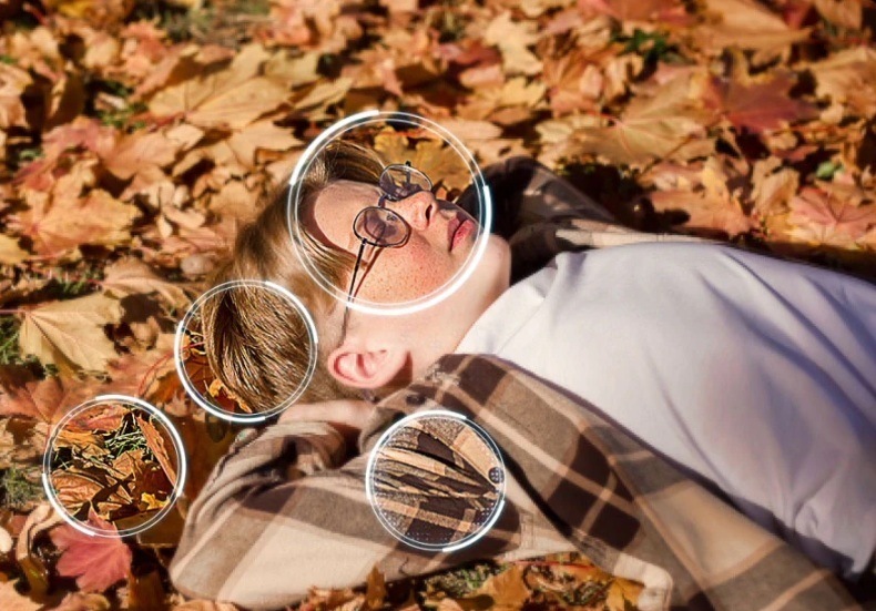 Dítě leží v listí, zakroužkované detaily obrazu – funkce 4K AI Upscaling