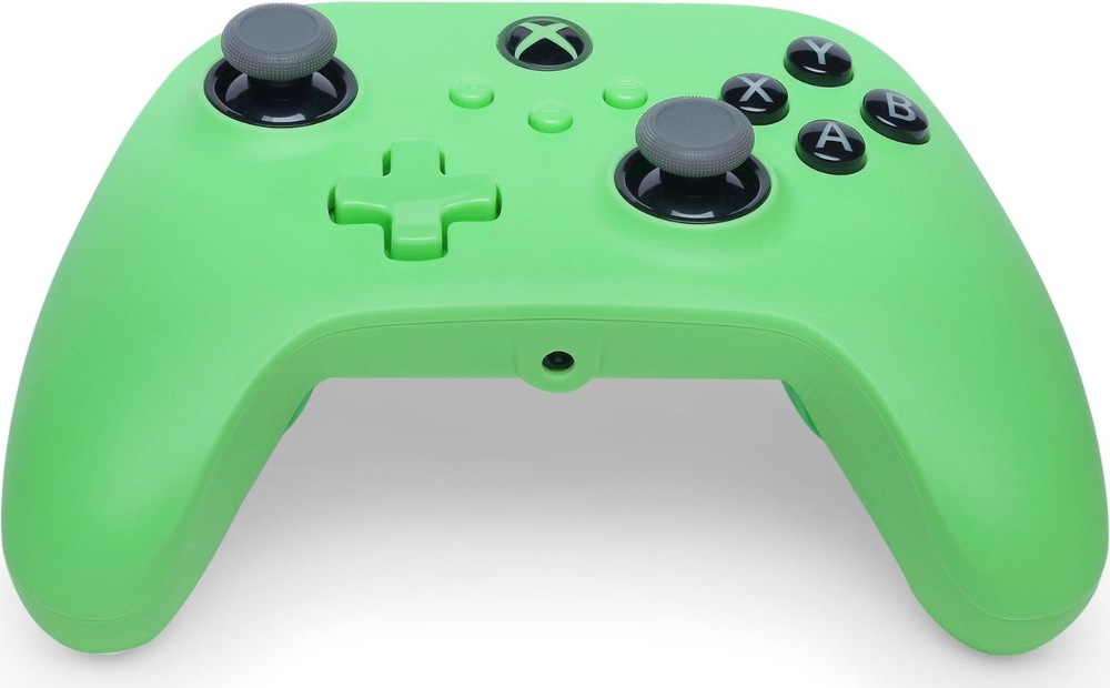 Gamepad PowerA Advantage Plus - Xbox zelený Na obrázku je spodní přední část herního ovladače PowerA Advantage Plus. Dobře jsou vidět ergonomicky tvarované rukojeti s jemně zdrsněným povrchem pro pevnější úchop. Na horní straně se nacházejí dva analogové joysticky, směrový kříž a tlačítka A, B, X a Y. Uprostřed spodní hrany je umístěný 3,5mm audio konektor pro připojení herního headsetu nebo sluchátek.