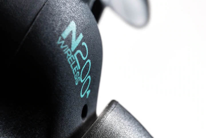 Sluchátka AKG N200A černá