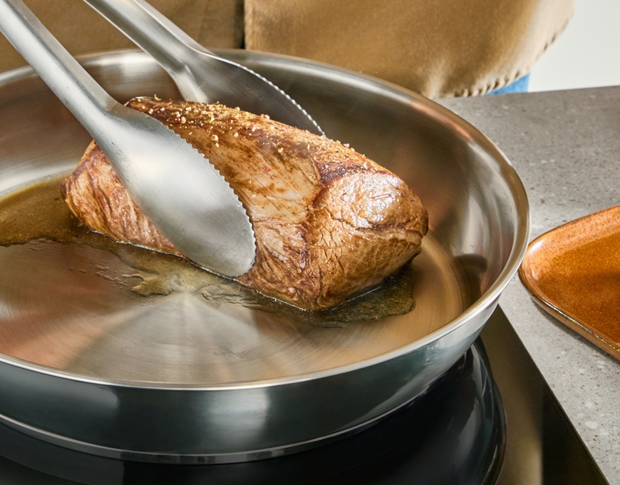 Pánev Tefal Extreme G7620404, 24 cm nerez Maso se připravuje na pánvi Tefal.
