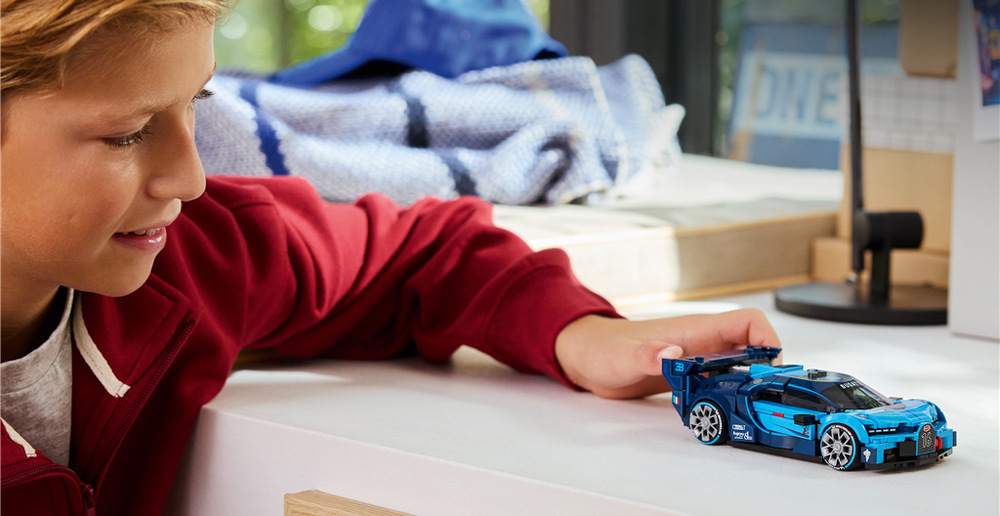 Model z 284 dílků měří 14 cm a díky aplikaci LEGO Builder nabízí interaktivní 3D návod pro stavění.