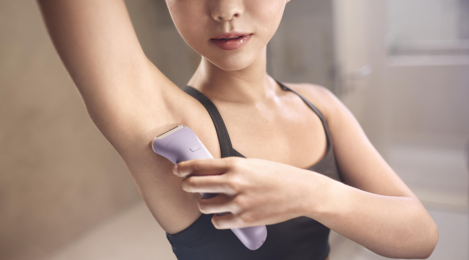 Žena holící si podpaží strojkem Philips BRL114/00