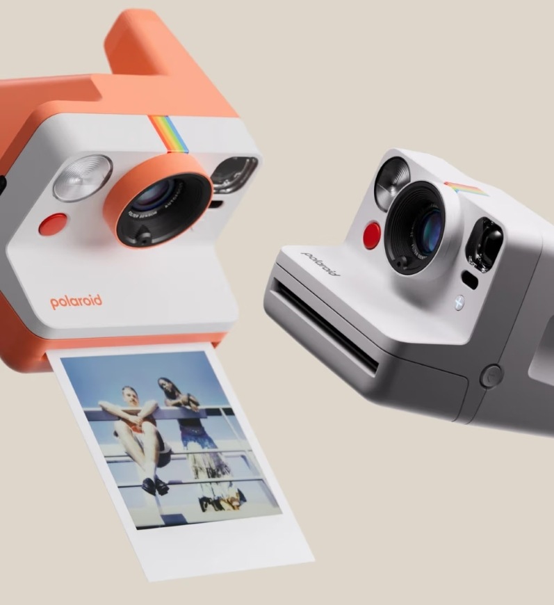 Instantní fotoaparát Polaroid Now Gen 3 oranžový Detail fotoaparátu Polaroid Now Gen 3 s vytisknutou fotografií
