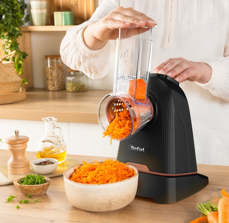 Elektrický strouhač Tefal Fresh Express Twist DN8658E0 černý Kuchyňský strouhač Tefal DN8658E0 Fresh Express Twist na kuchyňské lince strouhá mrkev