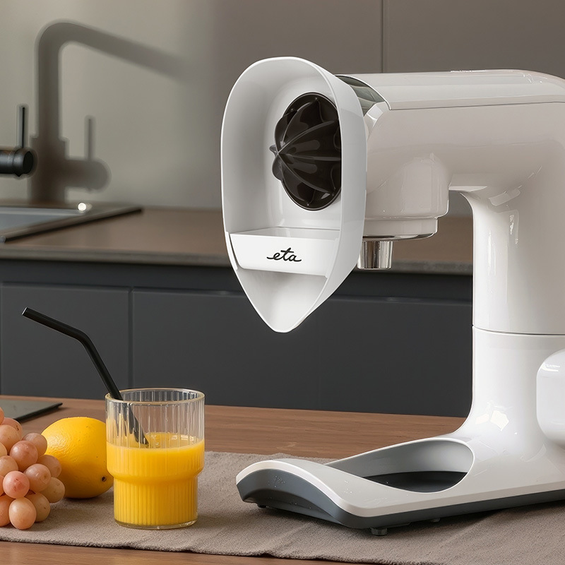 Kuchyňský robot ETA Gratus EVo Max II s nástavcem na lisování citrusů a odšťavňování, sklenice čerstvého džusu a citron