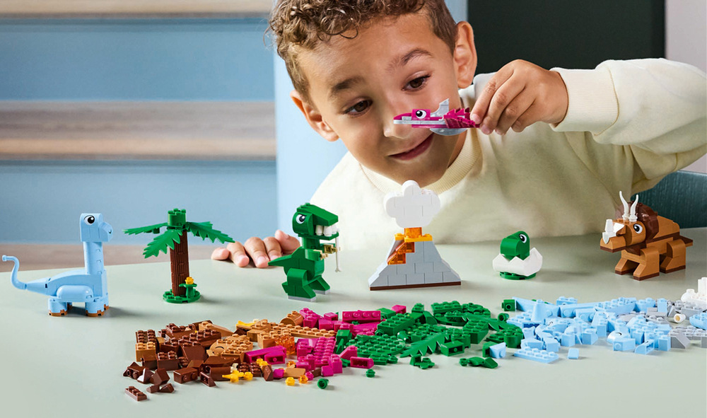 Stavebnice LEGO® Classic 11041 Kreativní dinosauři LEGO Classic podporuje volné tvoření a pomáhá dětem od pěti let postupně rozvíjet stavitelské dovednosti.