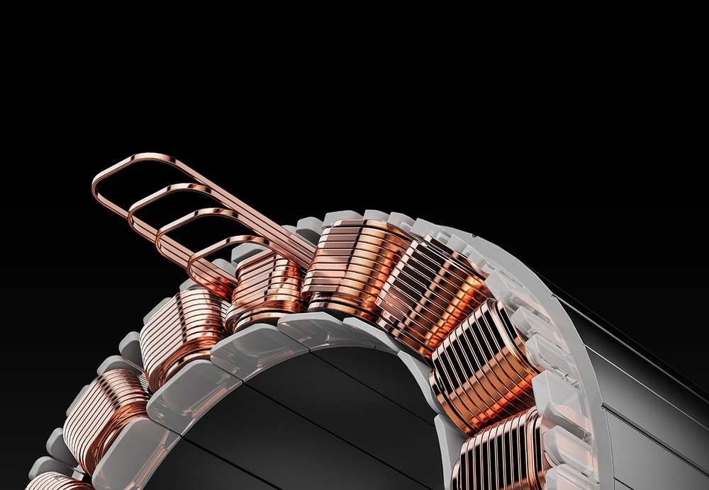 Základna Moza Racing R25 Ultra Direct Drive hliník Detailní záběr kovové spirálové konstrukce s měděnými vinutími na černém pozadí, který zachycuje složité technické detaily a elegantní, moderní design.