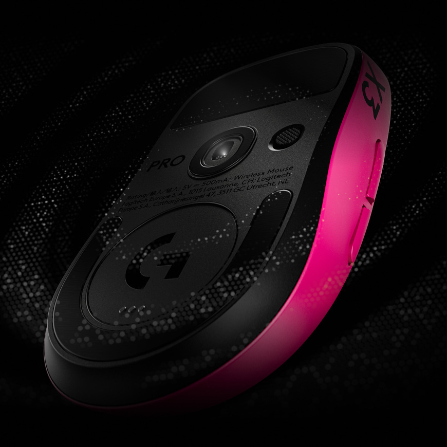 Myš Logitech G PRO X3 SUPERSTRIKE černá Spodní strana myši Logitech G PRO X3 Superstrike s optickým snímačem a kluznými plochami v detailu