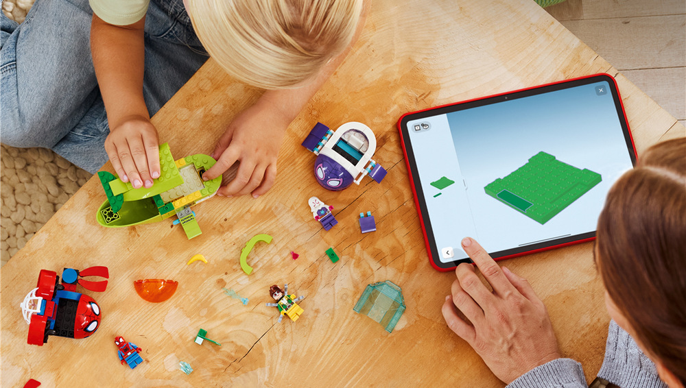Truhla s pokladem, drahokam, banán a minifigurky LEGO umožňují dětem vymýšlet různá podmořská dobrodružství.