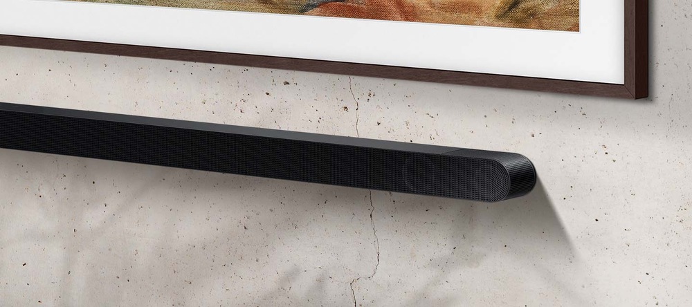 Soundbar Samsung HW-S800D je připevněný na zdi pod TV Samsung Frame