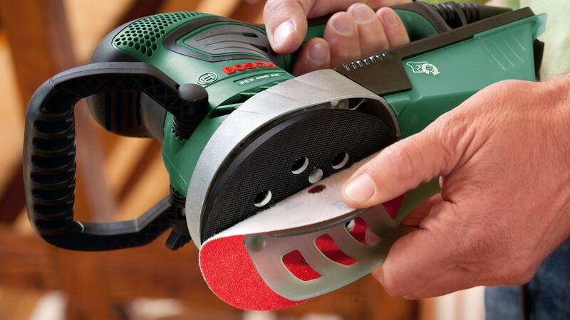 Detail na brusný kotouč excentrické brusky Bosch UniversalOrbit 18V-2.