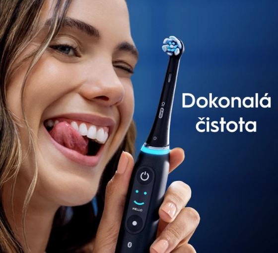 Náhradní hlavice Oral-B iO Gentle Care White (6 ks) bílá Usměvavá holky s krásnými bílými zuby drží v ruce kartáček Oral-B iO.