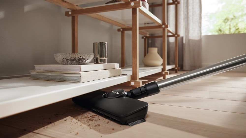 Podlahový vysavač Miele Guard L1 Comfort titanový