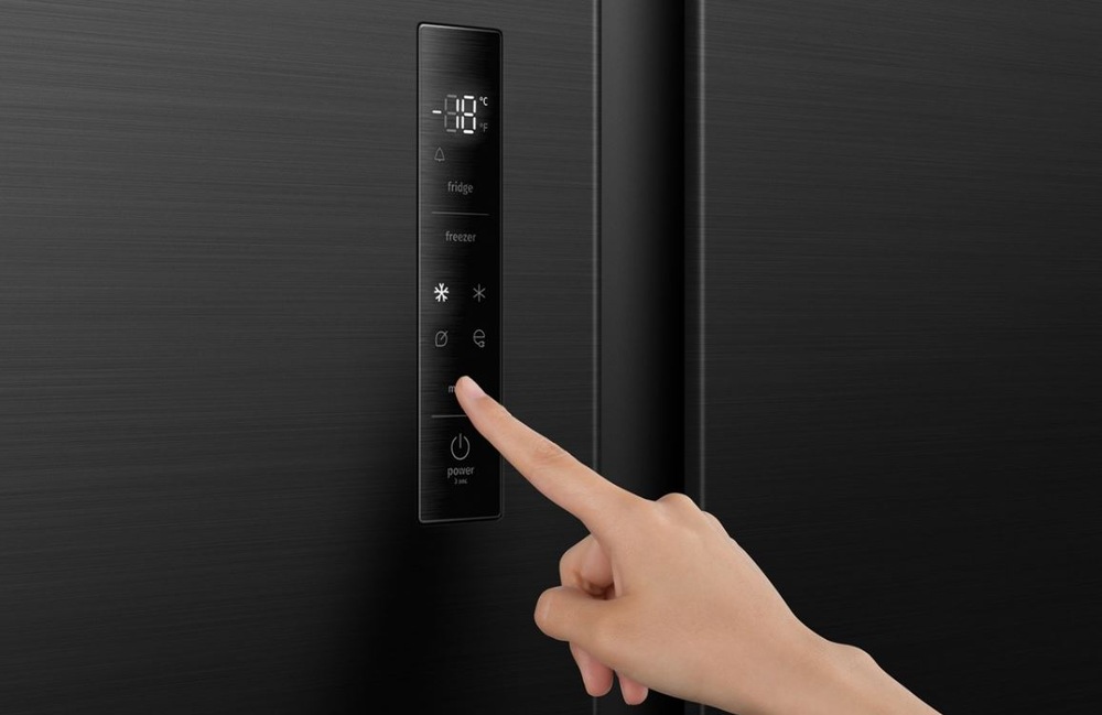 Americká lednice Gorenje G400 NRS917D41BX černá prst nastavuje teplotu na displeji americké lednice gorenje v černé barvě.
