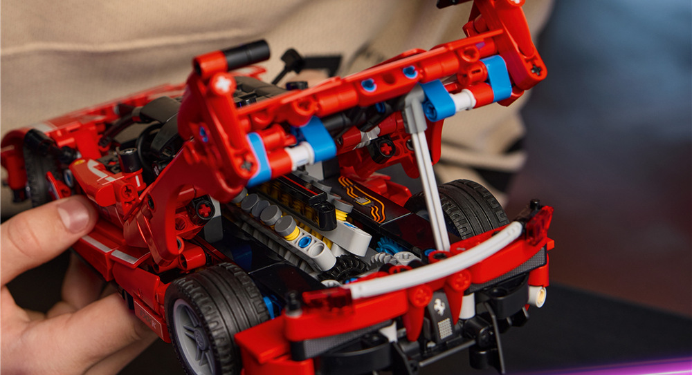 Stavebnice LEGO® Technic 42212 Ferrari FXX K Diferenciál a další mechanismy přibližují dětem principy pohybu kol a fungování techniky.