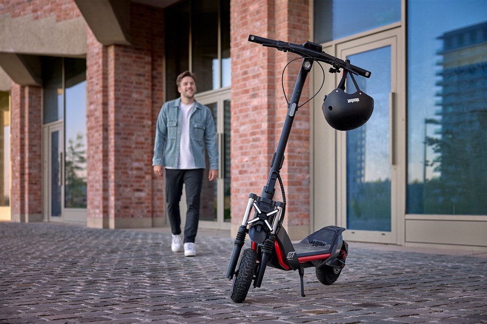 Elektrická koloběžka Segway ZT3 Pro E antracitová