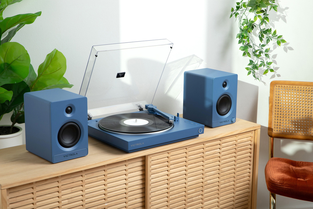 Gramofon Victrola VPT-800 Automatic modrý Gramofon Victrola VPT-800 v interiéru