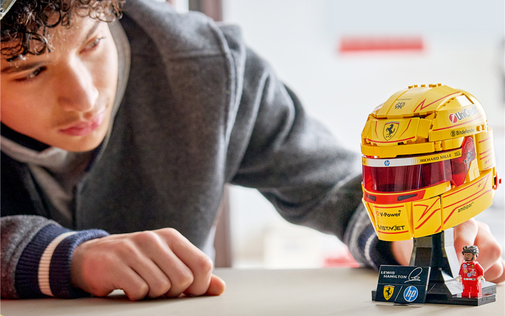 Stavebnice LEGO® Editions 43022 Helma Lewis Hamilton ze Scuderia Ferrari HP 884 dílků nabízí fanouškům motorsportu kreativní projekt, jehož výsledkem je propracovaný výstavní model.