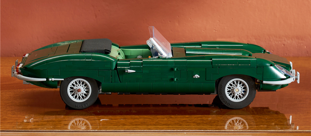 Jaguar E-Type vyniká charakteristickými proporcemi, zelenou karoserií a drátěnými ráfky v klasickém stylu.