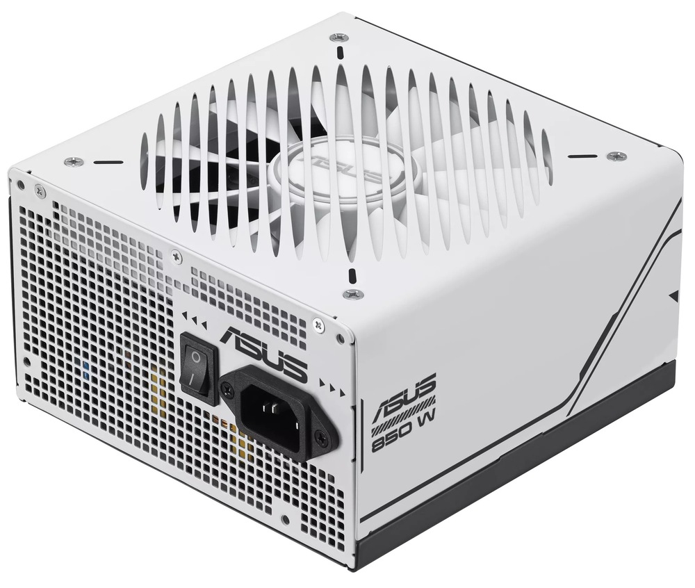 Pohled na ležící zdroj na základně. Nahoře vidíme přes mřížku ventilátor. Na jedné boční straně má vypínač a vedle něj port pro napájení.