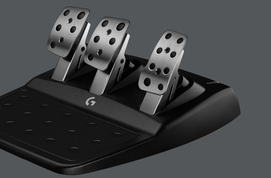 Závodní pedálová sestava Logitech G923 SE s kovovými pedály, které stojí na robustní základně připravené na intenzivní jízdu.