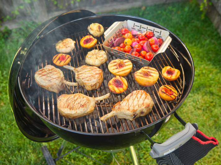 Gril Weber Original Kettle Premium 57 cm při přípravě masa a zeleniny na zahradě