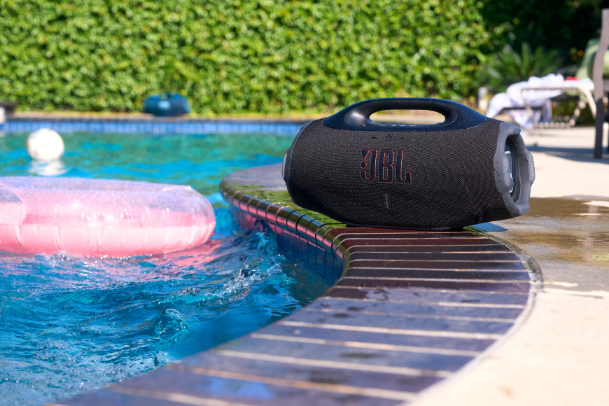 Přenosný reproduktor JBL Boombox 4 maskáčový Přenosný reproduktor JBL Boombox 4 u bazénu