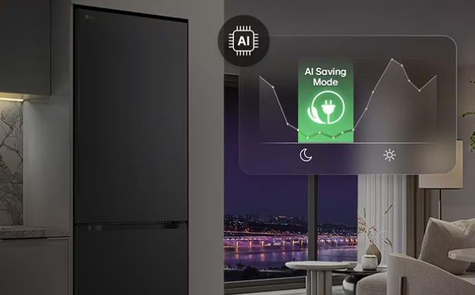 Chladnička s mrazničkou LG GBBS322ASW bílá Lednice LG v kuchyňské lince. Vpravo obývák s proskleným oknem s výhledem na noční město. Přes okno detail na rozhraní aplikace LGThinQ.