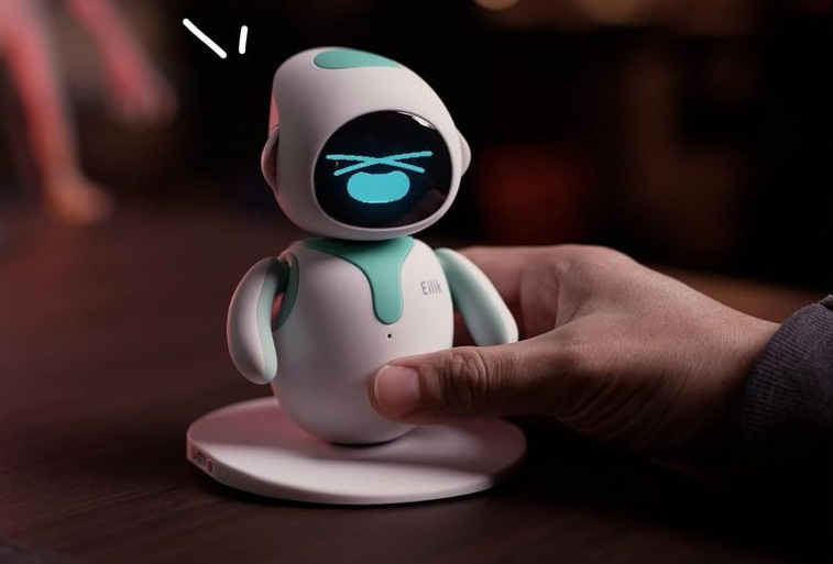Smějící se robot Eilik reaguje na lechtání na břiše