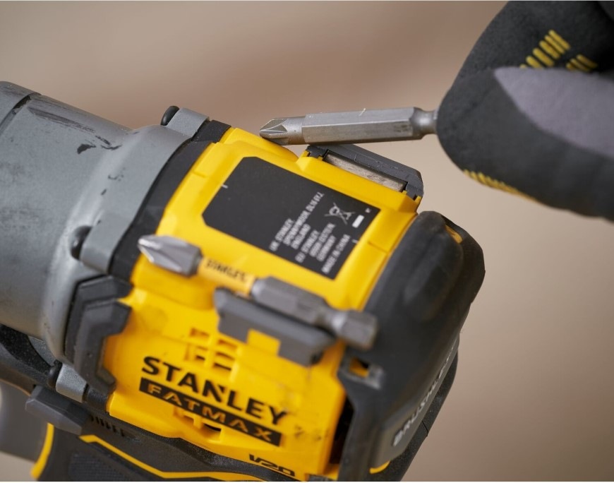 Utahovák rázový Stanley FatMax SFMCF830B-XJ (bez baterie) Detail bitu a rázového utahováku Stanley FatMax SFMCF830B-XJ