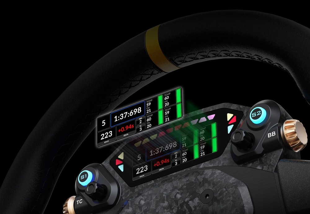 Volant Moza Racing CS Pro hliník Detailní záběr na špičkový závodní volant s digitálními displeji zobrazujícími rychlost, čas na kolo a zařazený rychlostní stupeň. Tlačítka a otočné ovladače mu dodávají elegantní, futuristický vzhled.