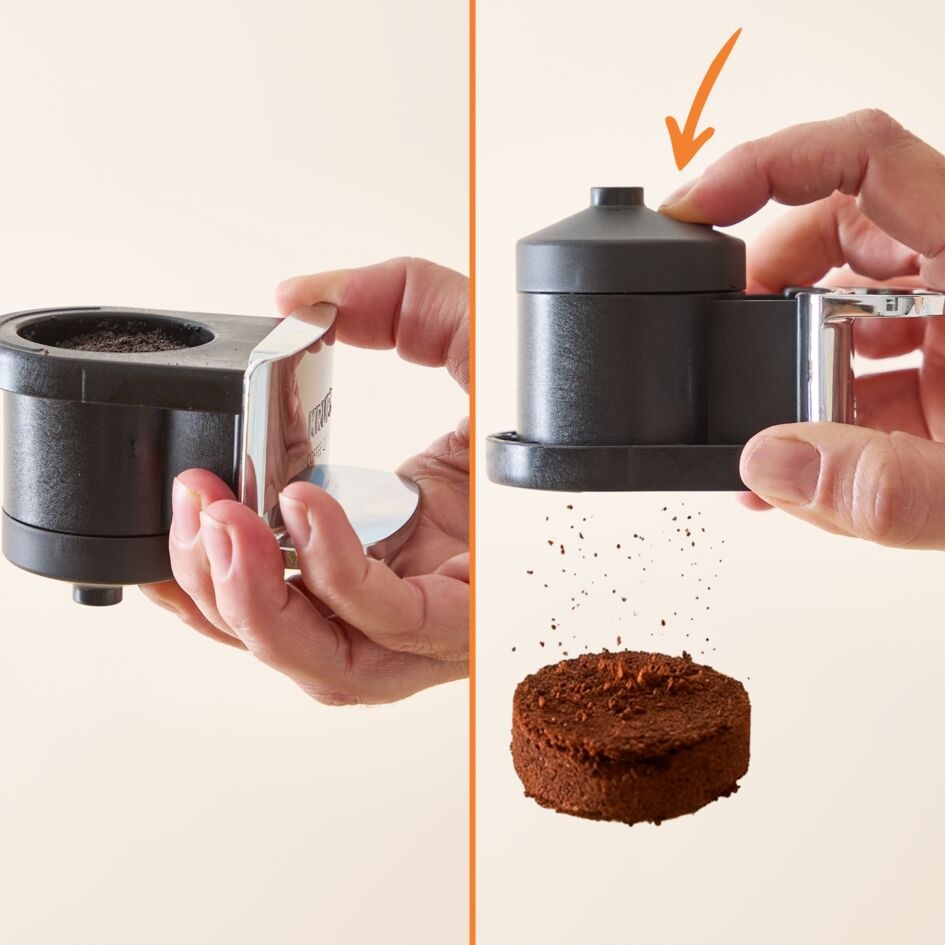 Vyprázdnění použité kávy ze zásobníku kávovaru Krups SA401LE0 Coffee Crush