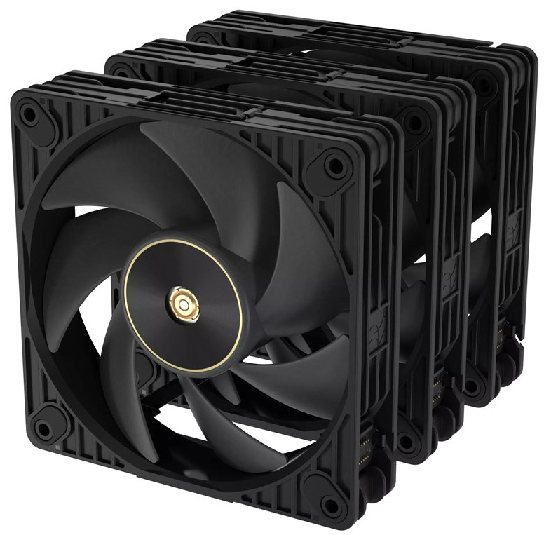 Na obrázku je sada Ventilátor Asus ProArt PF120 (3in1) v černém provedení – tři stejné 120mm ventilátory naskládané za sebou. Každý má černý čtvercový rám se čtyřmi montážními otvory a uvnitř široké černé lopatky. Uprostřed je kruhový střed s tenkým zlatavým kroužkem a kovovým středem. Na boku je vidět modulární část s konektory, která umožňuje ventilátory snadno propojit do řetězu bez množství kabelů.