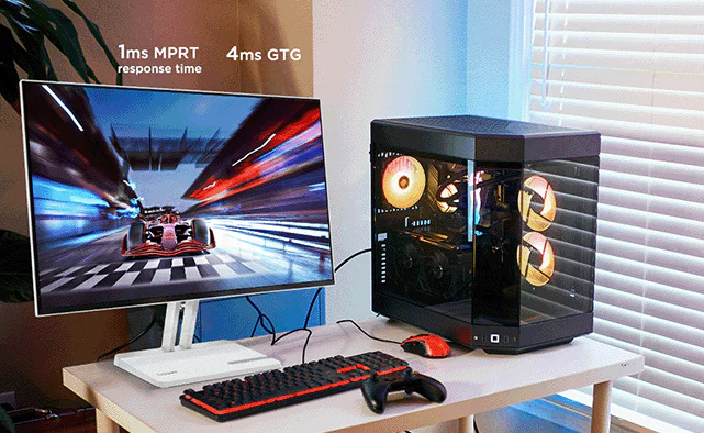 Zapnutá závodní hra na monitoru Lenovo L27-4C 27" s herním počítačem na stole