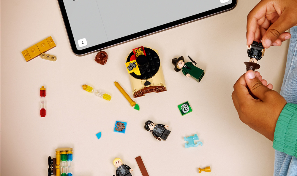Ze 124 kostek si děti od sedmi let postaví kouzelnickou scénu s pomocí aplikace LEGO Builder.