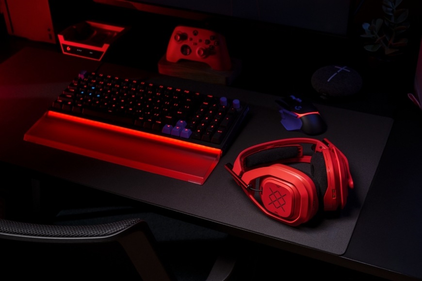 Headset Logitech G Astro A50 X Lightspeed Wireless + Base Station červený Headset Logitech G A50 X LIGHTSPEED na herním stole vedle konzole a klávesnice