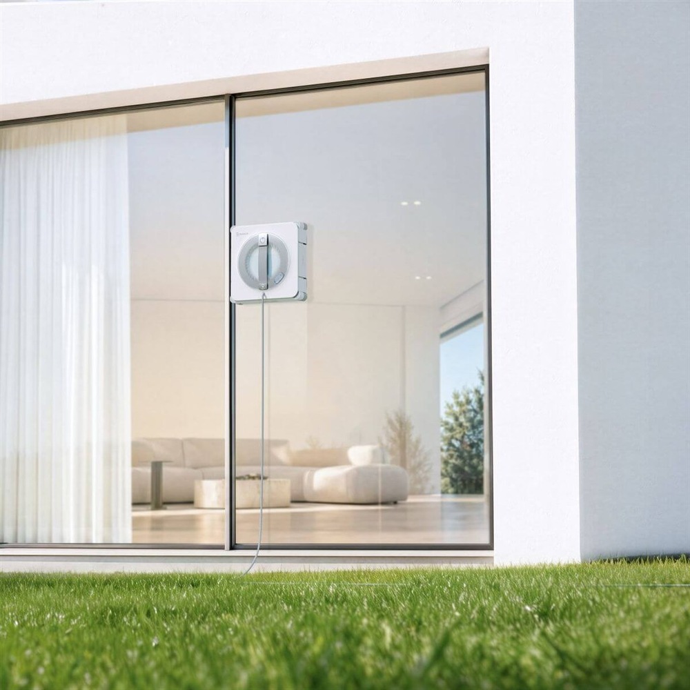 Čistič oken Ecovacs Winbot W2 PRO v provozu na velkém francouzském okně rodinného domu