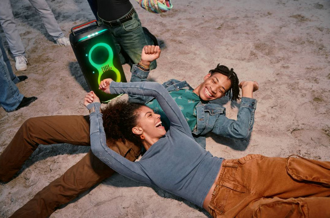 Party reproduktor JBL PARTYBOX CLUB 120 můžete propojit s kytarou nebo mikrofonem