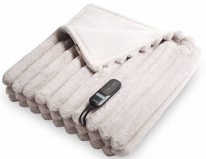 Vyhřívací deka Duux Yentl Cuddle v šedé barvě, extra velká 200x200 cm s hebkým dlouhým chlupem připomínajícím kožešinu, s odpojitelným ovladačem a rovnoměrným vyhříváním po celé ploše, složená do úhledného čtverce.