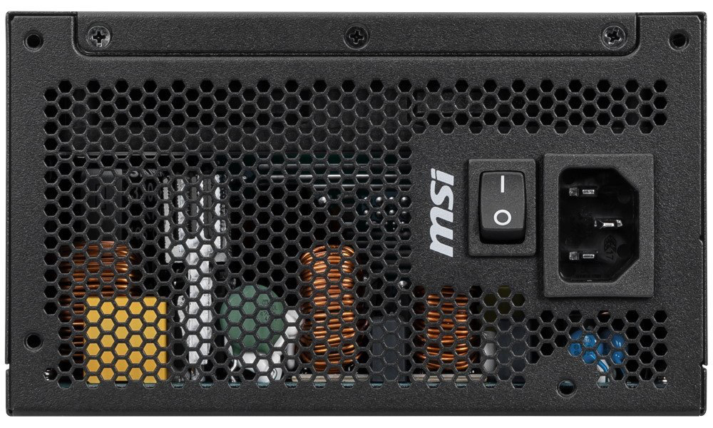 Zdroj MSI MSI MAG A1000GLS 1000W PCIE5 černý Na obrázku je zadní strana napájecího zdroje MSI. Převážnou část zabírá černá perforovaná mřížka s šestiúhelníkovými otvory, přes kterou jsou vidět vnitřní součástky včetně cívek a dalších elektronických prvků. Vpravo je vypínač zapnutí a vedle něj zásuvka pro připojení napájecího kabelu. Jde o technický pohled na část zdroje, která slouží k přívodu elektřiny a odvětrávání.