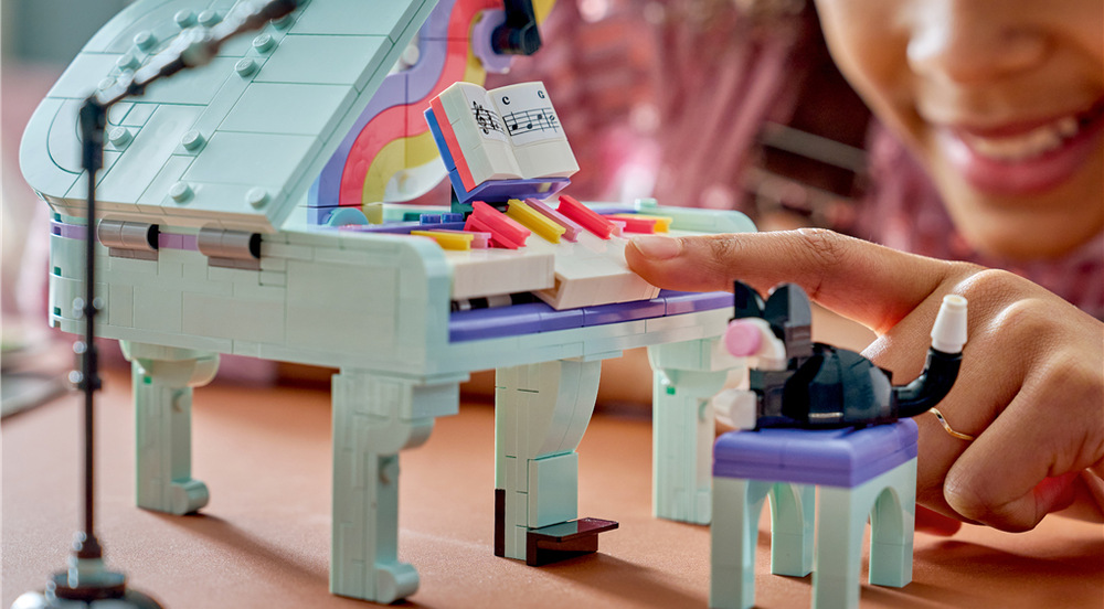 Stavebnice LEGO® Creator 3 v 1 31392 Hudební dekorace: Klavír s kočkou Z 485 dílků mohou děti postavit klavír, rádio nebo gramofon a modely opakovaně střídat.