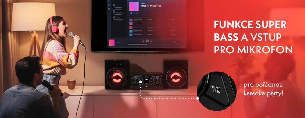 Produktový banner pro audiosystém JVC MX-E325B-DAB zdůrazňující funkci Super Bass a vstup pro mikrofon. Na obrázku je pár užívající si karaoke party doma u televize. Text: Funkce Super Bass a vstup pro mikrofon pro pořádnou karaoke párty! Detailní kroužek ukazuje tlačítko Super Bass přímo na přístroji