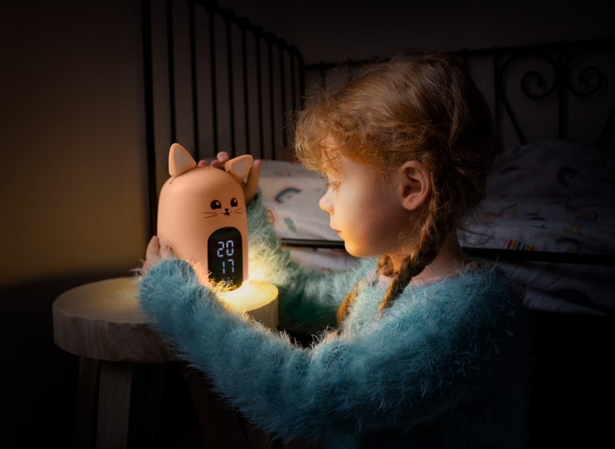 Budík Bigben RKIDSCAT oranžový Holčička drží budík Bigben RKIDSCAT